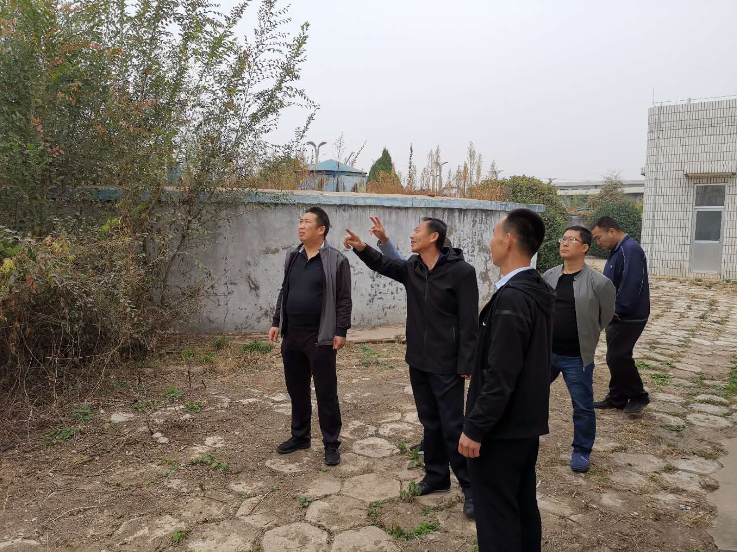 公司總經(jīng)理王建人在供水、污水生產(chǎn)一線開(kāi)展風(fēng)險(xiǎn)隱患排查 (1).jpg
